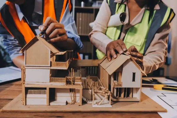 Mühendisler proje türlerinin yapısal analizi ve planları üzerinde çalışmalara yardım ediyorlar..