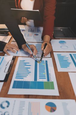 İş görüşmesi zamanı. Girişim projesi üzerinde çalışan iş adamı ve iş kadını.