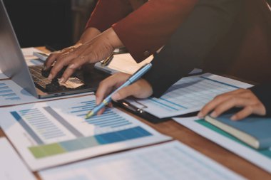 İş görüşmesi zamanı. Girişim projesi üzerinde çalışan iş adamı ve iş kadını.