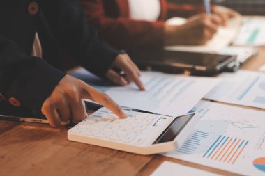 İş görüşmesi zamanı. Girişim projesi üzerinde çalışan iş adamı ve iş kadını.