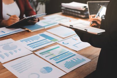 İş görüşmesi zamanı. Girişim projesi üzerinde çalışan iş adamı ve iş kadını.