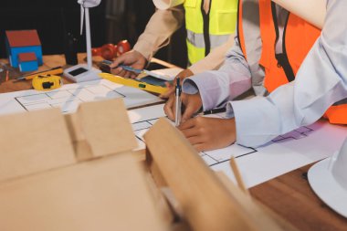 Mühendisler proje türlerinin yapısal analizi ve planları üzerinde çalışmalara yardım ediyorlar..