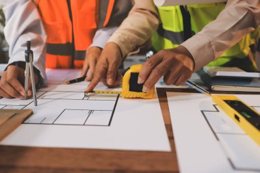 Mühendisler proje türlerinin yapısal analizi ve planları üzerinde çalışmalara yardım ediyorlar..