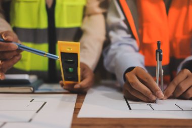 Mühendisler proje türlerinin yapısal analizi ve planları üzerinde çalışmalara yardım ediyorlar..