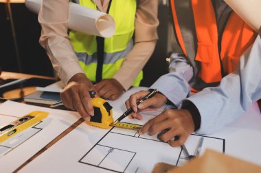 Mühendisler proje türlerinin yapısal analizi ve planları üzerinde çalışmalara yardım ediyorlar..