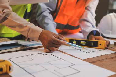 Mühendisler proje türlerinin yapısal analizi ve planları üzerinde çalışmalara yardım ediyorlar..