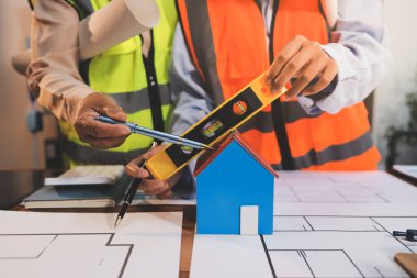 Mühendisler proje türlerinin yapısal analizi ve planları üzerinde çalışmalara yardım ediyorlar..