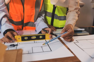 Mühendisler proje türlerinin yapısal analizi ve planları üzerinde çalışmalara yardım ediyorlar..