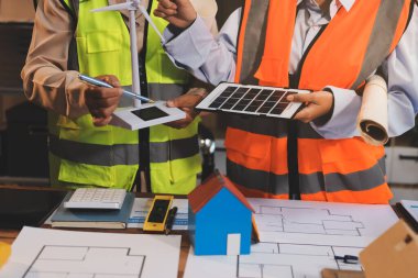 Mühendisler proje türlerinin yapısal analizi ve planları üzerinde çalışmalara yardım ediyorlar..