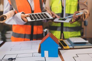 Mühendisler proje türlerinin yapısal analizi ve planları üzerinde çalışmalara yardım ediyorlar..