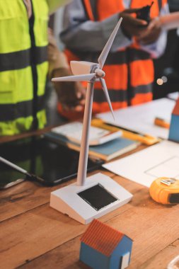 Mühendisler proje türlerinin yapısal analizi ve planları üzerinde çalışmalara yardım ediyorlar..