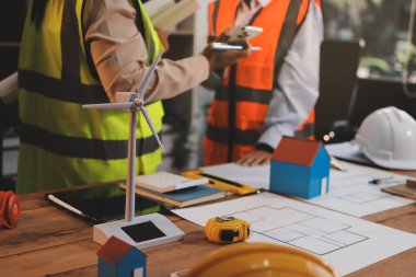 Mühendisler proje türlerinin yapısal analizi ve planları üzerinde çalışmalara yardım ediyorlar..