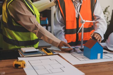 Mühendisler proje türlerinin yapısal analizi ve planları üzerinde çalışmalara yardım ediyorlar..