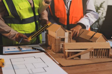 Mühendisler proje türlerinin yapısal analizi ve planları üzerinde çalışmalara yardım ediyorlar..