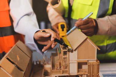 Mühendisler proje türlerinin yapısal analizi ve planları üzerinde çalışmalara yardım ediyorlar..