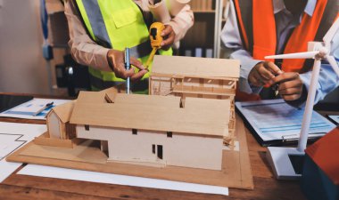 Mühendisler proje türlerinin yapısal analizi ve planları üzerinde çalışmalara yardım ediyorlar..