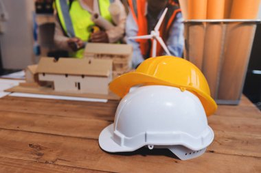 Mühendisler proje türlerinin yapısal analizi ve planları üzerinde çalışmalara yardım ediyorlar..