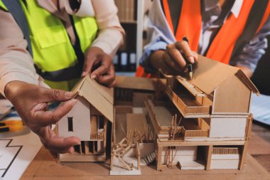 Mühendisler proje türlerinin yapısal analizi ve planları üzerinde çalışmalara yardım ediyorlar..