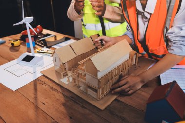 Mühendisler proje türlerinin yapısal analizi ve planları üzerinde çalışmalara yardım ediyorlar..