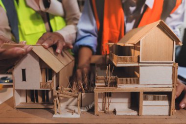 Mühendisler proje türlerinin yapısal analizi ve planları üzerinde çalışmalara yardım ediyorlar..