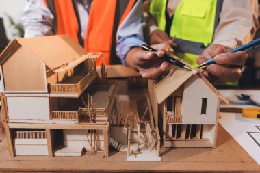 Mühendisler proje türlerinin yapısal analizi ve planları üzerinde çalışmalara yardım ediyorlar..