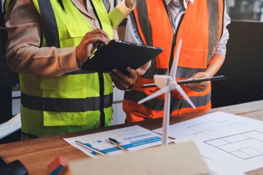 Mühendisler proje türlerinin yapısal analizi ve planları üzerinde çalışmalara yardım ediyorlar..