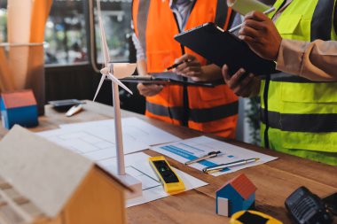 Mühendisler proje türlerinin yapısal analizi ve planları üzerinde çalışmalara yardım ediyorlar..