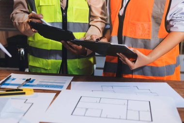 Mühendisler proje türlerinin yapısal analizi ve planları üzerinde çalışmalara yardım ediyorlar..