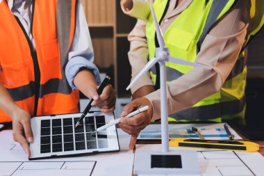 Mühendisler proje türlerinin yapısal analizi ve planları üzerinde çalışmalara yardım ediyorlar..