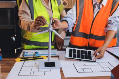 Mühendisler proje türlerinin yapısal analizi ve planları üzerinde çalışmalara yardım ediyorlar..