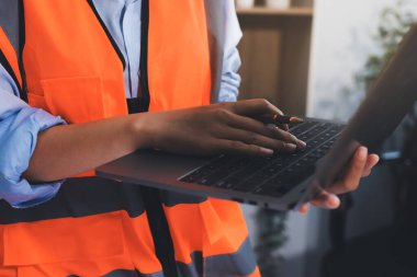 Mühendisler proje türlerinin yapısal analizi ve planları üzerinde çalışmalara yardım ediyorlar..