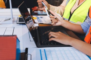 Mühendisler proje türlerinin yapısal analizi ve planları üzerinde çalışmalara yardım ediyorlar..
