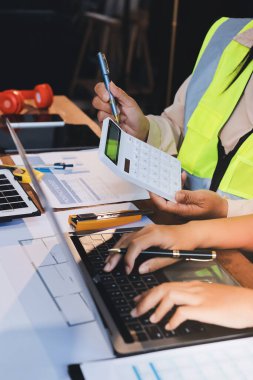 Mühendisler proje türlerinin yapısal analizi ve planları üzerinde çalışmalara yardım ediyorlar..