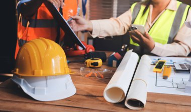 Mühendisler proje türlerinin yapısal analizi ve planları üzerinde çalışmalara yardım ediyorlar..