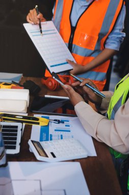 Mühendisler proje türlerinin yapısal analizi ve planları üzerinde çalışmalara yardım ediyorlar..