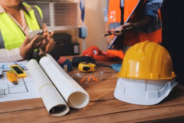 Mühendisler proje türlerinin yapısal analizi ve planları üzerinde çalışmalara yardım ediyorlar..