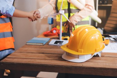 Mühendisler proje türlerinin yapısal analizi ve planları üzerinde çalışmalara yardım ediyorlar..