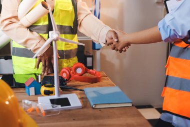 Mühendisler proje türlerinin yapısal analizi ve planları üzerinde çalışmalara yardım ediyorlar..