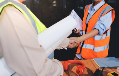 Mühendisler proje türlerinin yapısal analizi ve planları üzerinde çalışmalara yardım ediyorlar..