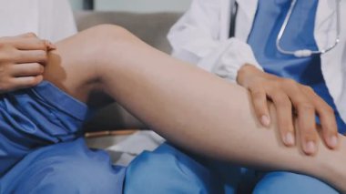 Hastanede dizini muayene eden doktoru kapat..