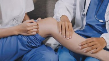 Doktor klinikte dizini muayene ediyor..