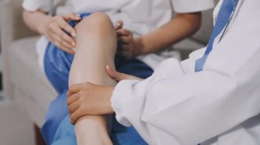 Genç adam spada bacak masajı yapıyor.