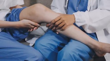 Bir hastanın elini bir doktorun diziyle kapat.