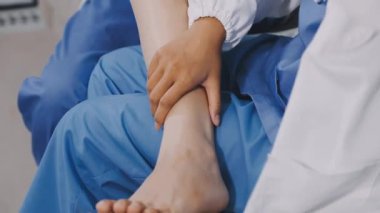 Üniformalı genç doktor klinikteki kadın hastayı muayene ediyor. Sağlık, tıp ve tıp konsepti