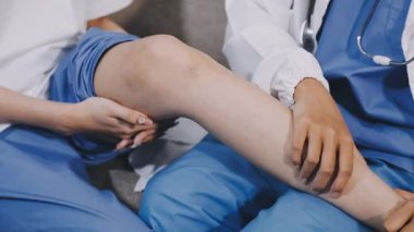 Doktor bacak masajı yapıyor.