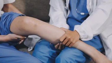 Yakın plan. Diz sakatlığı geçiren doktorun eli.