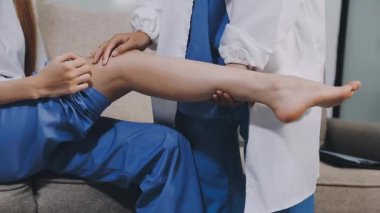 Bacağı olan mavi elbiseli genç bir kadın.