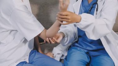 Doktor el ele tutuşan hastayı kapatın.