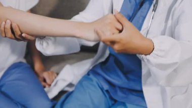 Kapat. Elinde steteskop olan bir doktor..