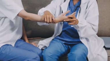 iki doktor ve hasta hastanede, tıbbi konsept.